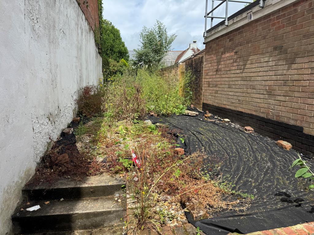 Lot: 46 - TOWN CENTRE LOCK-UP SHOP FOR INVESTMENT OR OWNER OCCUPATION - The Garden at the Rear in Need of Cultivation